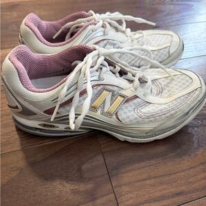 VTG New Balance 1200 Women’s Running Shoes - White Pink Silver 8.5 ladies